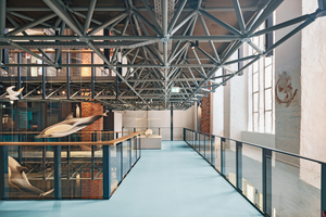  Die beiden in den Kirchenraum eingefügten Ausstellungsebenen wurden nur sehr vorsichtig erneuert und angepasst, der größte Eingriff war das segmentweise Öffnen des mero-ähnlichen Deckentragwerks, womit dezent eine bessere Wahrnehmbarkeit des Kirchenraums erreicht wurde 