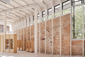  Blick in den alten Westhof, der auch der neue Westhof ist, nun allerdings als ein geschützter Raum. Die große Wand ist Teil der historischen Stadtmauer, links im Bild der Museumsshop, dem gegenüber der Start für den Rundgang liegt 