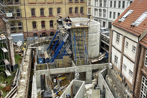  Baustelle auf dem Werkhof: Gut zu erkennen die zukünftige Lage der Aquarien unter dem Hof sowie der Rohbau des Großaquariums. Links die Reihe der Betonpfähle zur Sicherung des Kirchenbaus 