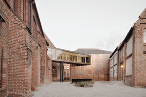  Die verglaste Brücke führt vom obersten Ausstellungsgeschoss im Altbau hinüber zum Großaquarium, das als größter Neubau im Ensemble mit Kupferblech eingekleidet steht, wie alles, was hinzugefügt wurde 