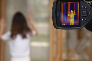  Der KlimaKover kühlt seine Umgebungsluft signifikant, erzeugt aber nur winzige Kühlinseln im Stadtraum 