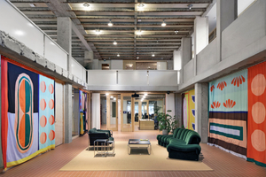  Zwischen dem rohen Bestand und dem neu Eingefügten stehen ganz selbstverständlich die Designklassiker von Thonet 