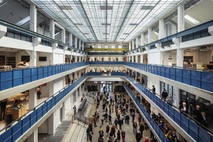  Emotionaler Bestandsschutz: Die gestaltprägende Lichtdecke der ehemaligen Industriehalle ist auch im Kulturkontext ein Highlight 