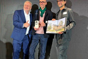  Preis in der Kategorie „Häuser des Jahres“: Laudator und Jurymitglied Michael Schuster (DBZ-Chefredakteur), Markus O. Kuntscher (Partner bei Kuntscher Tscherning Architekten und Stadtplaner) und Bauherr Jürgen Drändle (von l.) 
