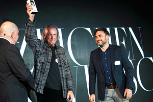  Michael Ziller, Geschäftsführender Partner bei zillerplus (2. v. l.), nimmt den Preis „Ausgezeichneter Wohnungsbau“ entgegen. Es gratulieren Moderator Jörg Thadeusz (l.) und Partner und Gesellschafter Robert-Christopher Tubbenthal (r.) 