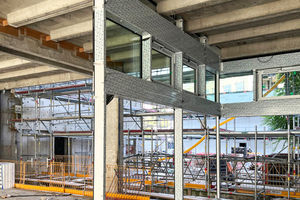  Montage der raumhohen Fassadenelemente im EG im Bereich eines Durchgangs 