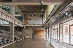  Der Blick vom Foyer ins Café. Die Heizkörper wurden aus dem Bestand übernommen und zeigen die original verrauchte weiße Farbe  