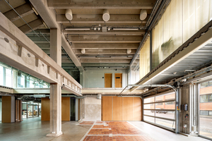  Im Auditorium sind die Abdrücke der ehemaligen WC-Kabinen noch deutlich am Boden ablesbar. Die mobilen Trennwände erlauben Flexibilität in der Flächennutzung 