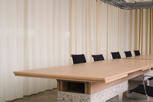  Die Doppel-T-Träger wurden im gesamten Gebäude wiederverwendet und z.B. als Besprechungstische umfuntkioniert. In den oberen Geschossen musste jedoch deren Masse und Gewicht verringert werden und die Tische wurden durch andere Materialien vollendet 