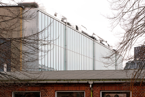  Die erweiterte Südfassade mit den Aluminium-Profilen 