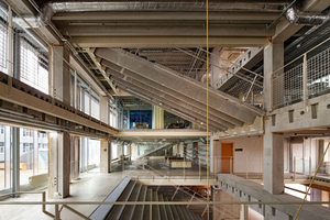  Die drei Obergeschosse wurden vertikal visuell­ miteinander verbunden. Die Südfassade (l. im Bild) wurde um 1,5 m erweitert, um u. a. die Bewegungsflächen zu ­gewährleisten 