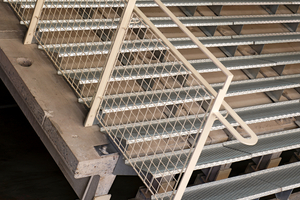  Die herausgeschnittenen Doppel-T-Träger dienen als Auflager für die neuen Treppen. Der neue Handlauf wurde in der Farbe „Smoke Lounge­ White“ gestrichen, eine Referenz an die vorgefundenen angerauchten Wandfarben des ­Bestands 