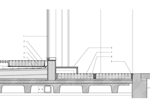  Detail Südfassade, M 1 : 20	1	Aluminium-Profil	2	Recycelte Ziegelsteine	3	Verzinkter Stahlrahmen, 10 mm	4	Ziegel-Untergrund: frostfreier Montagekleber oder Mörtelschicht, 5-10 mm, Zementplatte oder anderer Untergrund, 12 mm	5	Sperre, 250 mm	6	Aluminium-Platte mit gerillter Struktur	7	Recycelte Ziegelsteine	8	Mörtel, 30 mm	9	Expandiertes Polystyrol 