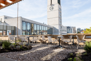  Blick von der neuen Dachterrasse auf das Rathaus von 1956 