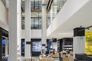  Innen erinnert der hohe Luftraum an das ehemalige Kaufhaus 