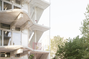  Die Haupterschließung erfolgt über die vier Eckpunkte des Gebäudes und führt über die Laubengänge in die einzelnen Wohnungen. Die Maisonette-Wohnungen sind direkt vom Hof zugänglich 