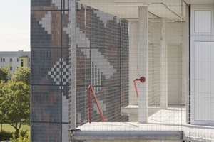  Die Umgebung ist von Bauten aus den 1980er-Jahren geprägt. Der Neubau tretet durch seine Durchlässigkeit mit ihnen in Dialog 