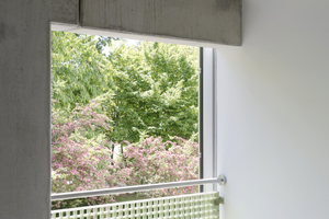  Die breiten Fugen zwischen den vorgefertigten Bauteilen veranschaulichen ihr Tragverhalten und werden zum gestalterischem Element 