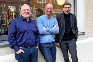  Mit dem KI-Dialog zu Gast im Architekturbüro „AllesWirdGut” (AWG) in München: DBZ-Chefredakteur Michael Schuster, Jan Fischer (AWG) und Prof. Jan R. Krause (von li.) 