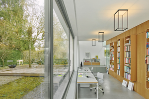  In den zum Garten ausgerichteten Atelierbereich des Hauses wird der bereits lichtdurchflutete Raum durch die objekthaften Leuchten von serien.lighting zusätzlich strukturiert 