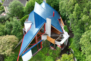  Die eigenwillige Ausrichtung der Konstruktion erlaubt vielfältige Blickbeziehungen und wird mit einer bis auf das Dach gezogenen individuellen Farbwahl gestalterisch zusammengehalten, auch dank der eingefärbten Deckgläser für die PV-Module 