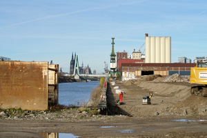  „Baufeld 05“ am Deutzer Hafen wird geräumt ­(hinten die ehemaligen Mühlensilos) 