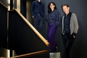  DBZ-HeftpartnerRon Edelaar (r.), Elli Mosayebi (m.) und Christian Inderbitzin (l.) haben ihr Architekturbüro EMI Architekt*innen 2005 in Zürich gegründet. Die breit angelegte Tätigkeit des Büros umfasst den Entwurf und die Realisierung von Bauprojekten, städtebauliche Planungen, Ausstellungen und Publikationen. Einen Schwerpunkt in Forschung, Lehre und Praxis bilden der Wohnungsbau sowie die Instandsetzung denkmalgeschützter, öffentlicher Bauten. Seit 2011 werden in regelmäßiger Zusammenarbeit mit Baumberger Stegmeier Architektur größere Projekte realisiert. Ron Edelaar, Elli Mosayebi und Christian Inderbitzin wurden 2014 in den Bund Schweizer Architekten aufgenommen.Elli Mosayebi ist seit 2018 Professorin für Architektur und Entwurf an der ETH Zürich. Von 2012 bis 2018 war sie Professorin für Entwerfen und Wohnungsbau an der TU Darmstadt. Christian Inderbitzin ist seit 2020 Professor am Karlsruher Institut für Technologie, 2015/2016 unterrichtete er an der EPF Lausanne sowie 2017/2018 gemeinsam mit Elli Mosayebi und Ron Edelaar an der ETH Zürich. Ron Edelaar ist seit 2020 Dozent für Konstruktives Entwerfen an der ZHAW Winterthur.www.emi-architekten.ch 