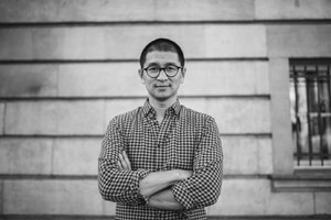  Autor: Van Bo Le-Mentzel ist Kleinstwohnung-Planer und Gründer der gemeinnützigen Tiny Foundation. Aktuell sucht er für die Gemeinwohlbau-Initiative ein Grundstück, um dort bezahlbaren Wohnraum herzustellen. Er lebte  jahrelang selbst mit Frau und drei Kindern in einer 56 m² großen Wohnung, bis sie wegen Eigenbedarf ausziehen mussten. www.gemeinwohlbau.de 