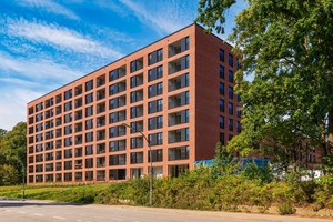  Recht durchgerastert präsentiert sich das Gebäude auf Baufeld 10 im Hamburger Pergolenviertel nach außen, während nach Innen, zum Gemeinschaftsbereich, mehr Vielfalt gewagt wird 