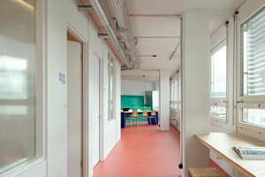  Wohltemperiertes Haus: Der Korridor rückt von der Gebäudemitte an die Fassade und fungiert dort als unbeheizte Pufferzone und Gemeinschaftsbereich 