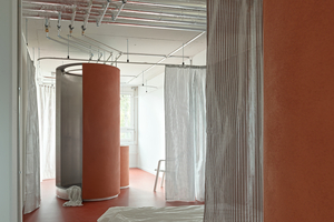  Offen verlegte Versorgungsleitungen und textile Raumteiler schaffen eine ganz neue Ästhetik, ohne dass die Planer*innen in die Gebäudesubstanz eingreifen mussten 