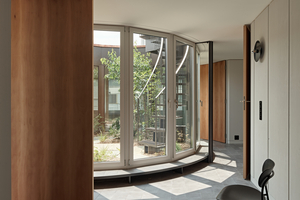  Rückzugsraum in der Züricher Innenstadt: Eine Wendeltreppe führt vom Patio der Familienwohnung auf die Dachterasse 