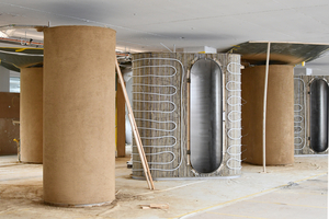  Die freistehenden, mit Lehm verputzten Metallelemente sind trotz solider Bauweise nicht an ihre Position gebunden, sondern lassen sich neu im Raum positionieren oder am anderen Ort nachnutzen 