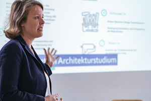  BDB-Mitglied Sylvia Schuster bei einem Vortrag zum Berufsstart 