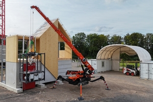  Die MAXXKran-Roboterplattform des Center Construction Robotics (CCR) auf der Referenzbaustelle in Aachen 