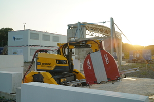  Der ROBETON Demonstrator ist eine Abbruchmaschine mit intigrierter Wandsäge und kann  teleoperiert und teilautomatisiert bedient werden 