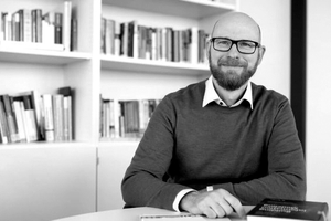  Prof. Dr.-Ing. Markus König, Leitung Lehrstuhl für Informatik im Bauwesen an der Ruhr-Universität Bochum. Er gehörte dem Expertenteam des Stufenplans „Digitales Planen und Bauen“ des BMVI an, leitete dort die wissenschaftliche Begleitung der ersten BIM-Pilotprojekte und begleitet aktuelle Bundesprojekte. Zudem entwickelte er mehrere etablierte BIM-Schulungsprogramme 