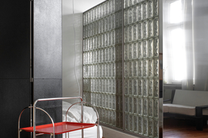  noda studio: wiederverwendete Glasbausteine in Holz-Stecksystem  