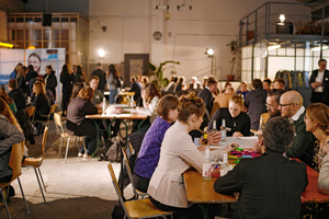  Öffentlicher Beteiligungsprozess zur IU- Zukunftswerkstatt „Urban Vacancies“ zum Umgang mit Leerständen in München. Beteiligt waren neben den Studierenden der IU auch Vertreter und Vertreterinnen aus Stadtplanung, Politik und Wirtschaft und vor allem Bürgerinnen und Bürger 