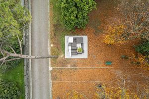  Die Raumskulptur „Denkraum für zeitgenössische Tendenzen“ in Pieve del Grappa (Venetien/IT) ist Ergebnis eines studentischen Wettbewerbs der IU. ­Genutzt wurden KI-basierte Bild- und Formgeneratoren, die vielfältige räumliche Szenarien erzeugten, verglichen und in den Entwurfsprozess zurückspiegelten 