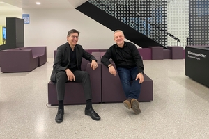  DBZ-Chefredakteur Michael Schuster­ (re.) im Gespräch mit Prof. Jan R. ­Krause (li.) über KI in der Lehre 