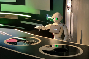  Der KI-Dialog zu Gast im Futurium Berlin: Im Haus der Zukünfte werden die Besucher von dem humanoiden Roboter „Pepper” begrüßt. Er kann sprechen und verstehen, was Menschen zu ihm sagen 