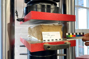  Druckfestigkeitsprüfung eines Lehmsteins  