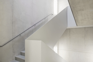  Hohe Oberflächenqualität, eine auf die schlanken Leuchten präzis ausgelegte verdeckte Leerrohrplanung und ein vor Ort so sauber gefügtes Treppengeländer, dass es wie aus einem Stück erscheint, werten das zentrale Treppenhaus im Detail deutlich auf 