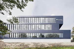  Die zur Saale ausgerichteten Arbeitsbereiche des IOF blicken den Hang hinab ins Tal. Gleiches gilt für den Blick von den aus unregelmäßigem Schichtmauerwerk aus Naturstein angelegten Terrassen  