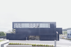  In der Frontalen ist die ursprüngliche Entwurfsidee der über die Geschosse geschichteten Funktionen noch ablesbar. Rechts im Bild die „kardanische Aufhängung“, eine weitere „Kunst am Bau“-Arbeit von Sebastian Kuhn 