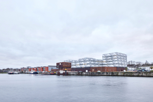  Von Weitem betrachtet soll die Fassade an Segel erinnern, von Nahem erkennt man die gefalteten und teilweise perforierten Metallbleche 