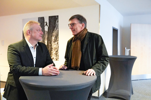  DBZ-Chefredakteur Michael Schuster (l.) im Gespräch mit Prof. Jan R. Krause über KI in der Forschung 