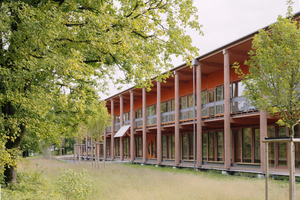  Das Amt für Verbraucherschutz Aargau liegt als Solitär auf einer Wiese zwischen Bau-Schule und einer Einfamilienhaus-Siedlung 