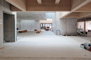  Schon auf der Baustelle gut zu erkennen ist die gleichsam schwebende Betonbox mit den Messlaboren, die dezent von den Treppenschächten gehalten wird 